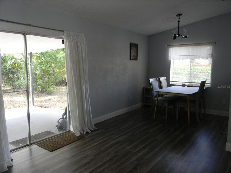 For Sale: $277,500 (3 beds, 2 baths, 1111 Square Feet)