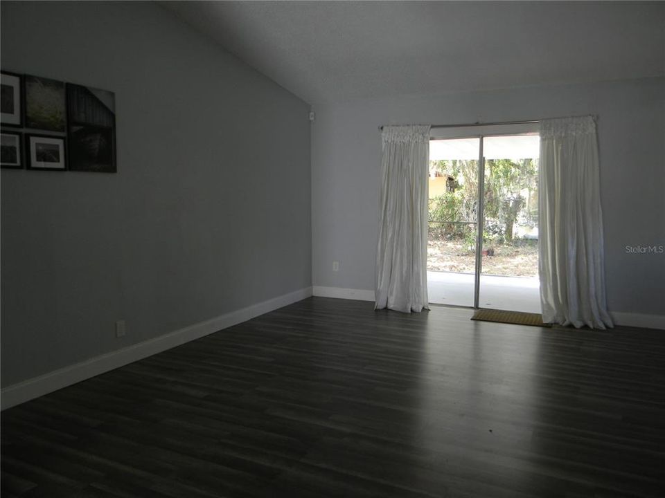For Sale: $277,500 (3 beds, 2 baths, 1111 Square Feet)