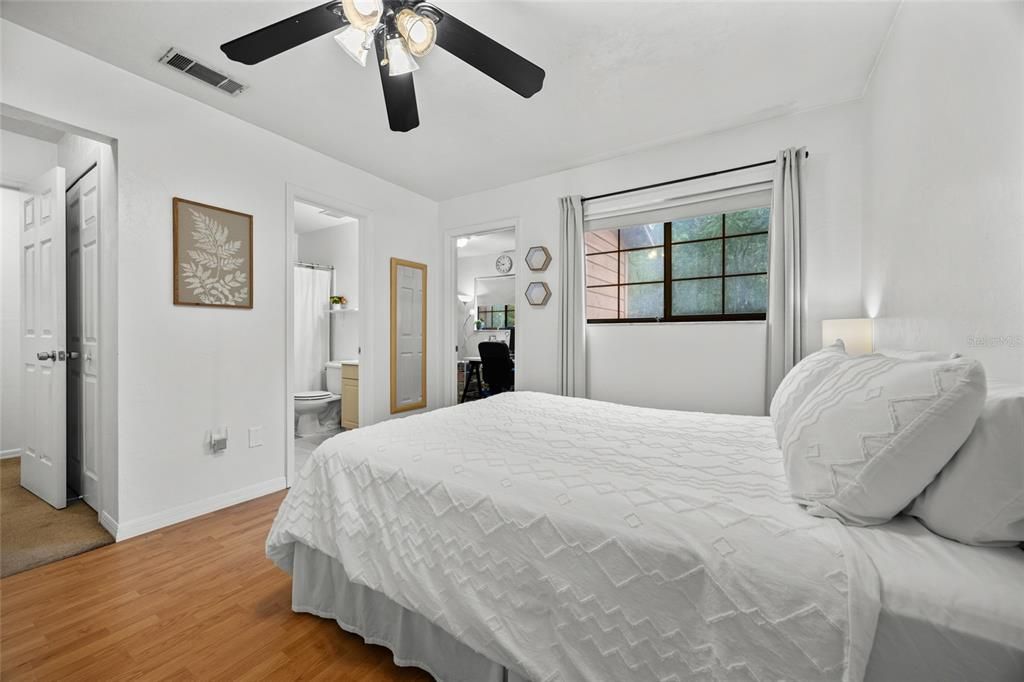 For Sale: $179,500 (2 beds, 2 baths, 1106 Square Feet)