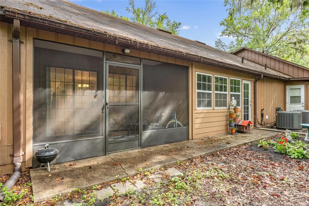 For Sale: $179,500 (2 beds, 2 baths, 1106 Square Feet)