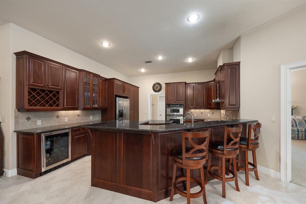 合同活跃: $875,000 (5 贝兹, 5 浴室, 3796 平方英尺)