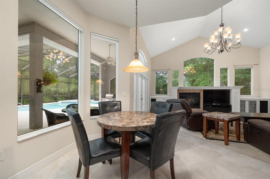 合同活跃: $875,000 (5 贝兹, 5 浴室, 3796 平方英尺)