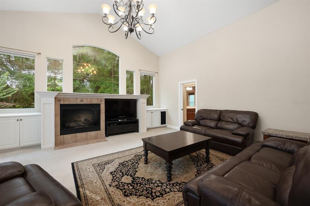 合同活跃: $875,000 (5 贝兹, 5 浴室, 3796 平方英尺)