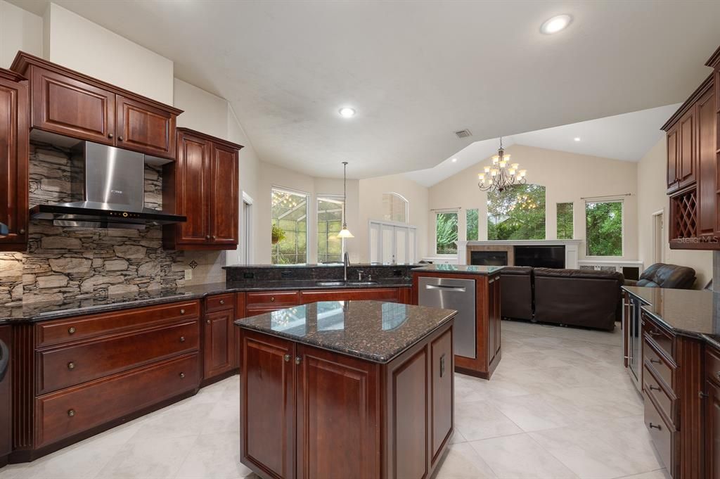 合同活跃: $875,000 (5 贝兹, 5 浴室, 3796 平方英尺)