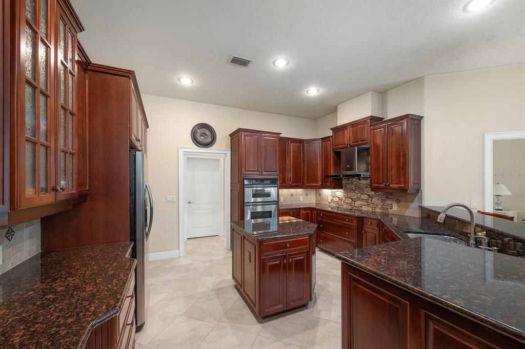 合同活跃: $875,000 (5 贝兹, 5 浴室, 3796 平方英尺)