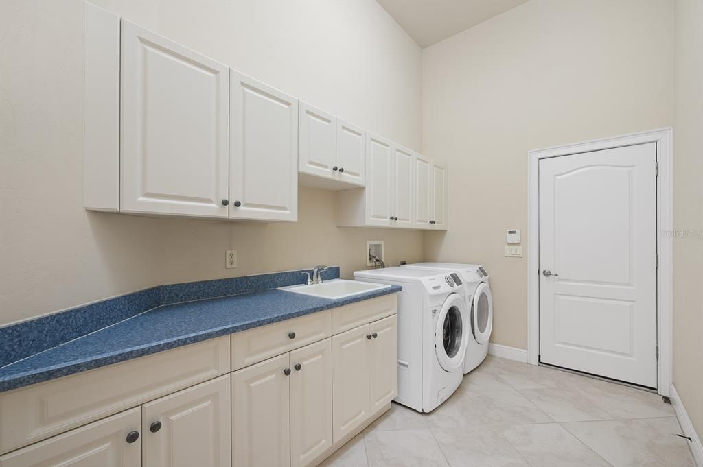 合同活跃: $875,000 (5 贝兹, 5 浴室, 3796 平方英尺)