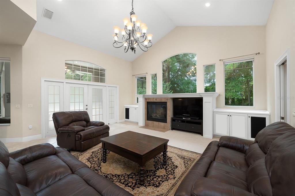 合同活跃: $875,000 (5 贝兹, 5 浴室, 3796 平方英尺)