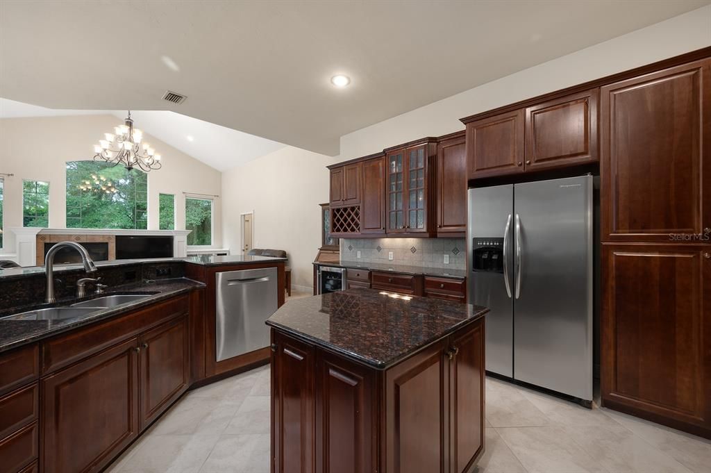 合同活跃: $875,000 (5 贝兹, 5 浴室, 3796 平方英尺)