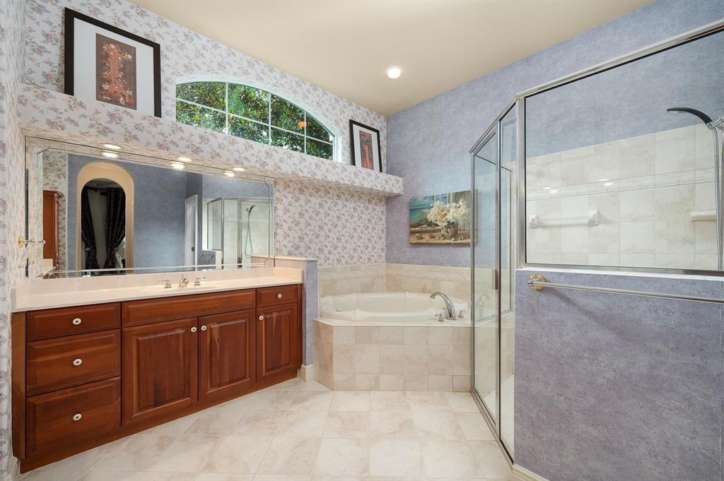 合同活跃: $875,000 (5 贝兹, 5 浴室, 3796 平方英尺)