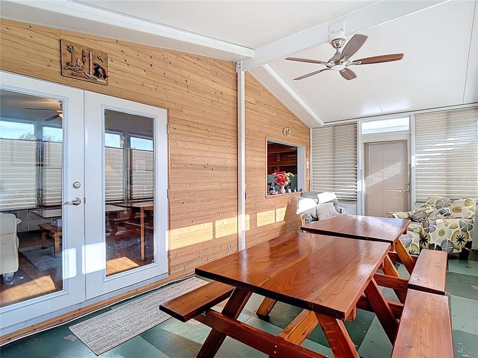 На продажу: $139,000 (2 спален, 2 ванн, 1040 Квадратных фут)