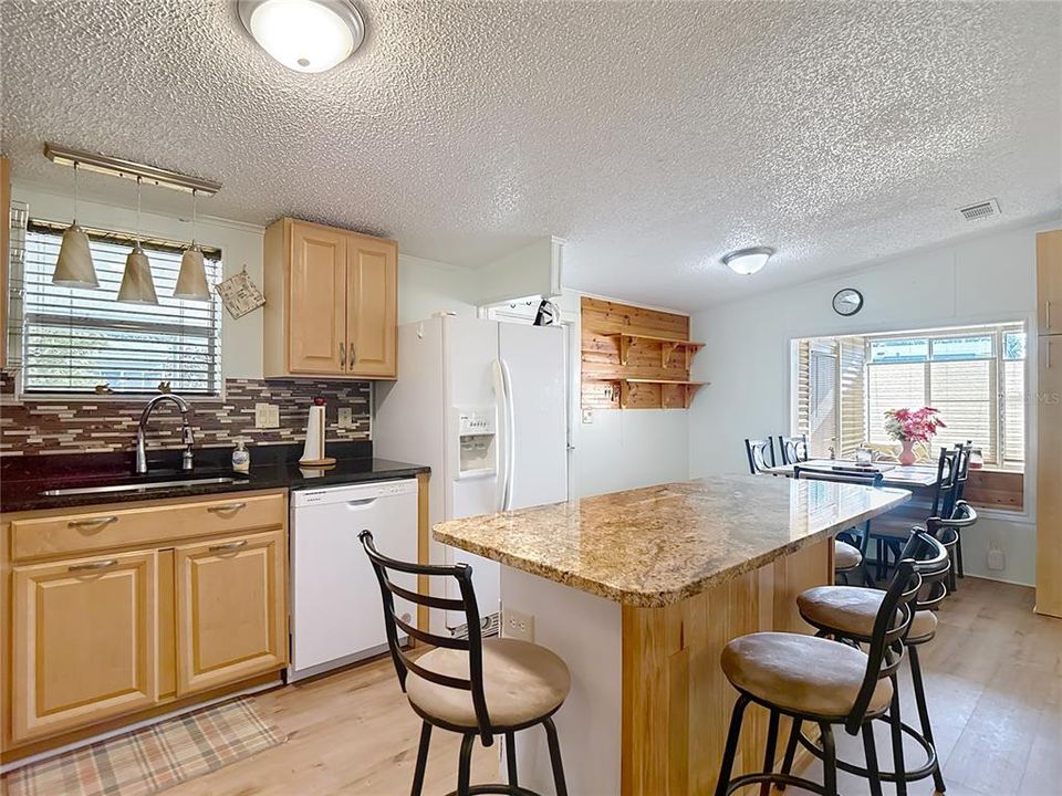 На продажу: $139,000 (2 спален, 2 ванн, 1040 Квадратных фут)