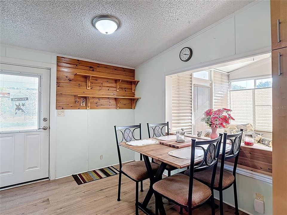 На продажу: $139,000 (2 спален, 2 ванн, 1040 Квадратных фут)