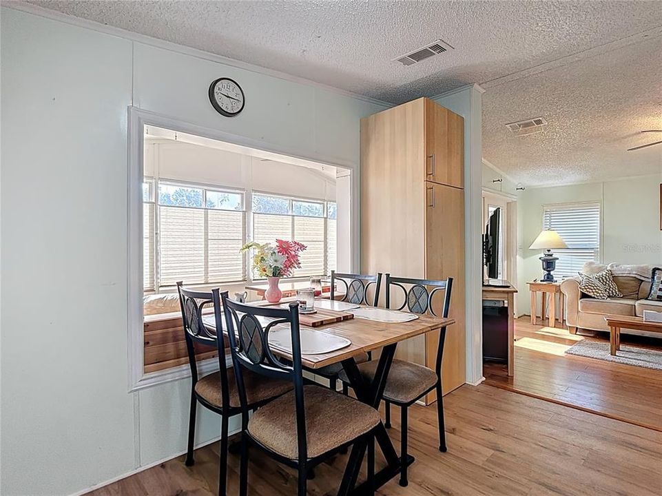 На продажу: $139,000 (2 спален, 2 ванн, 1040 Квадратных фут)