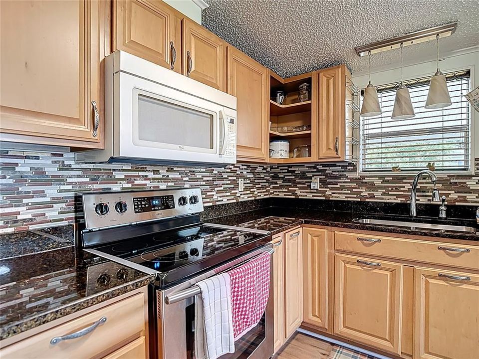 На продажу: $139,000 (2 спален, 2 ванн, 1040 Квадратных фут)