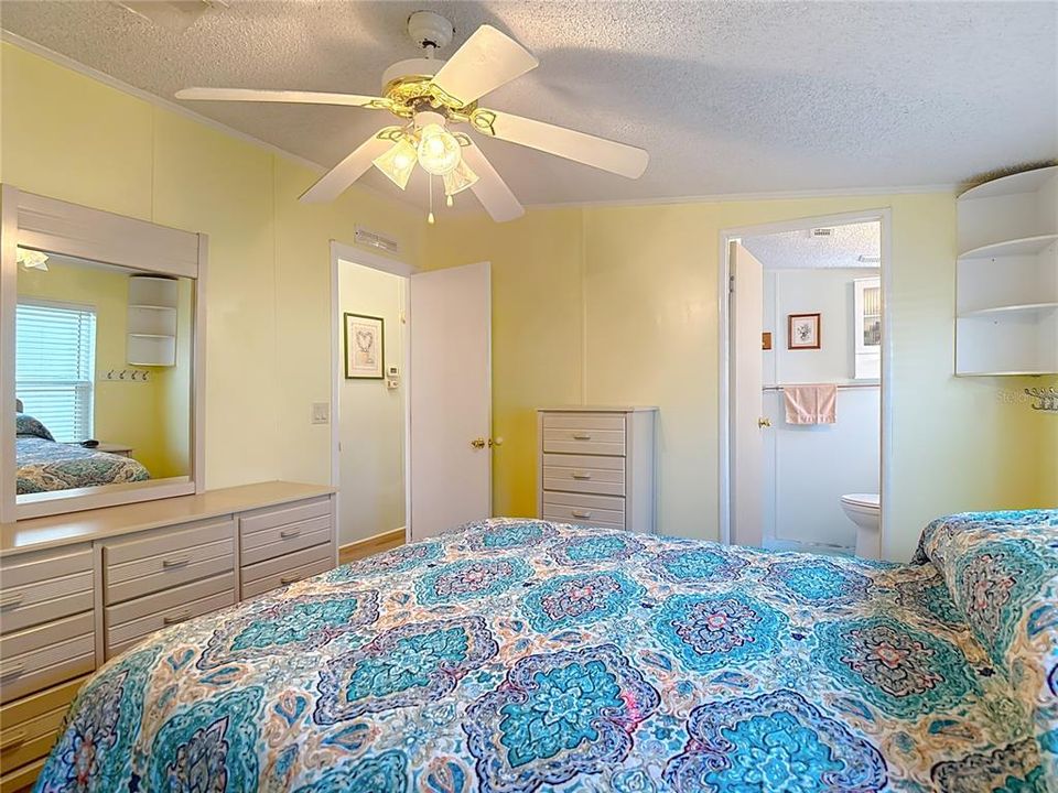 На продажу: $139,000 (2 спален, 2 ванн, 1040 Квадратных фут)