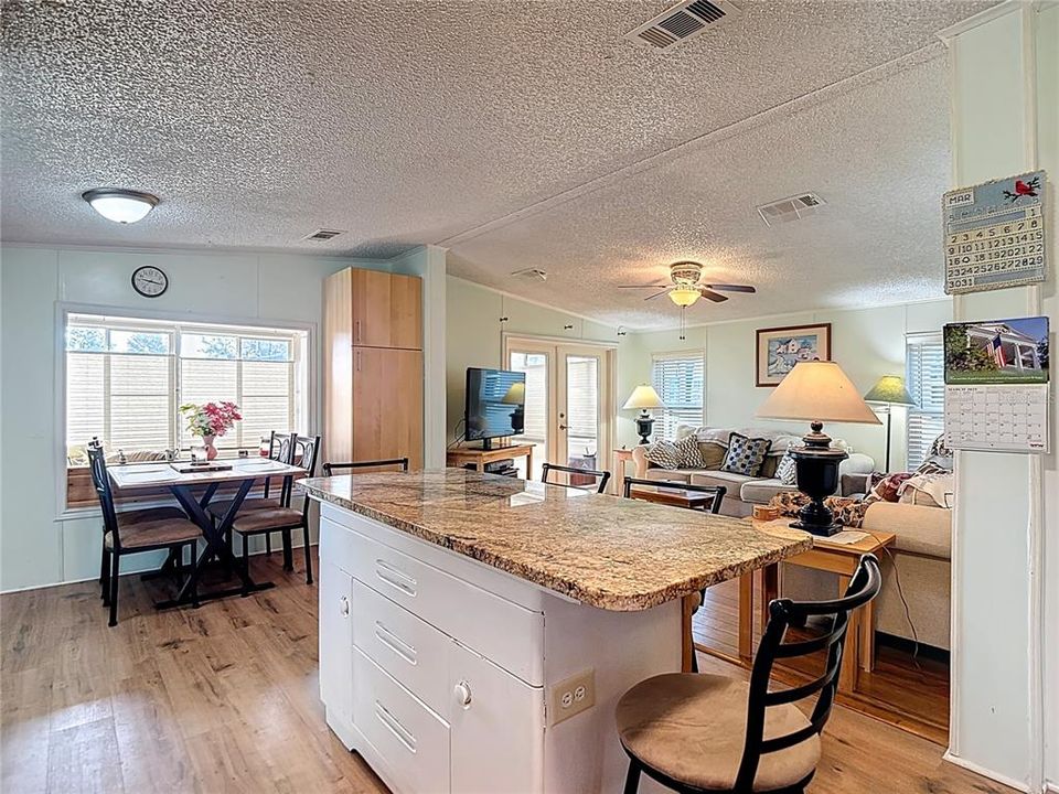 На продажу: $139,000 (2 спален, 2 ванн, 1040 Квадратных фут)