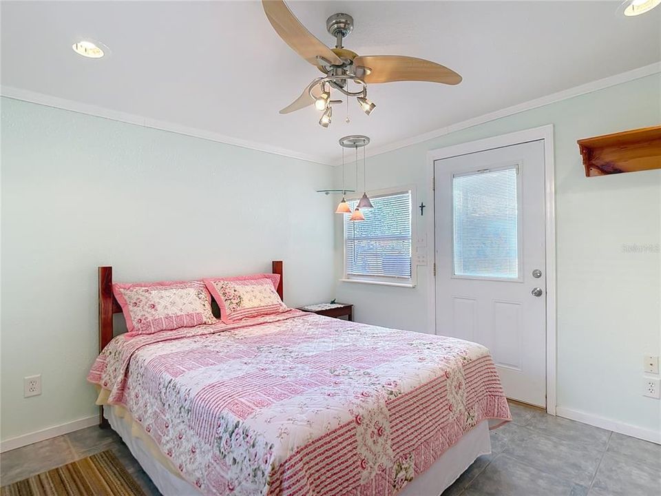 На продажу: $139,000 (2 спален, 2 ванн, 1040 Квадратных фут)