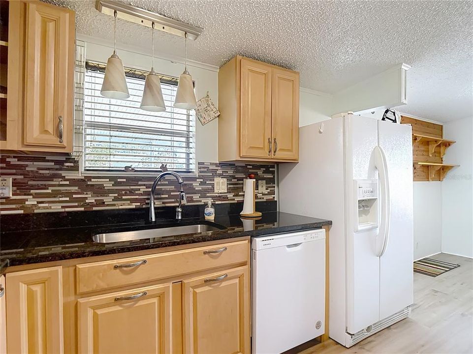 На продажу: $139,000 (2 спален, 2 ванн, 1040 Квадратных фут)