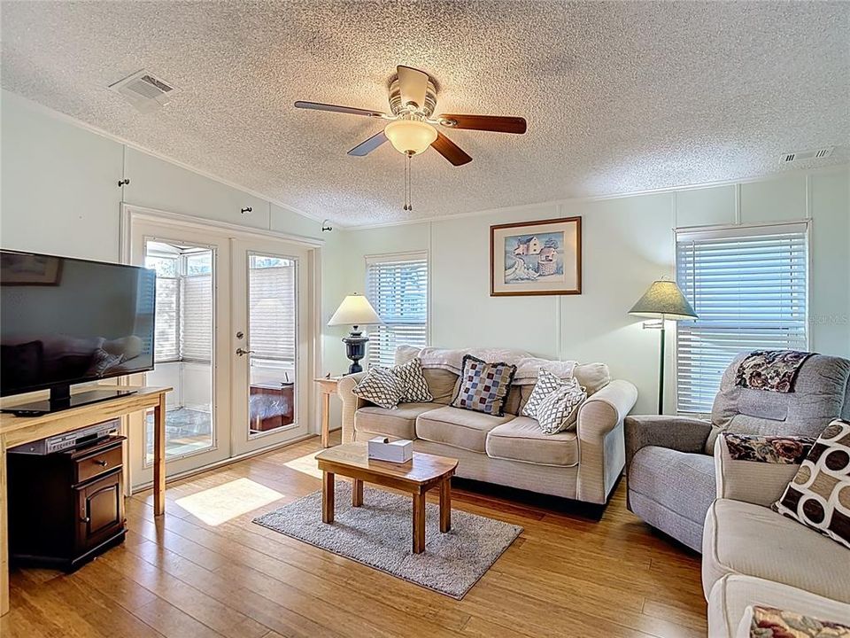 На продажу: $139,000 (2 спален, 2 ванн, 1040 Квадратных фут)