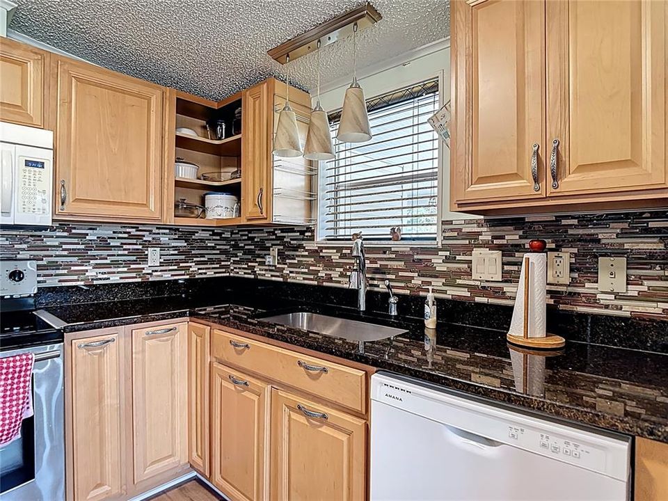 На продажу: $139,000 (2 спален, 2 ванн, 1040 Квадратных фут)