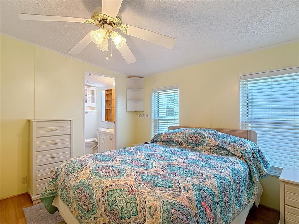 На продажу: $139,000 (2 спален, 2 ванн, 1040 Квадратных фут)