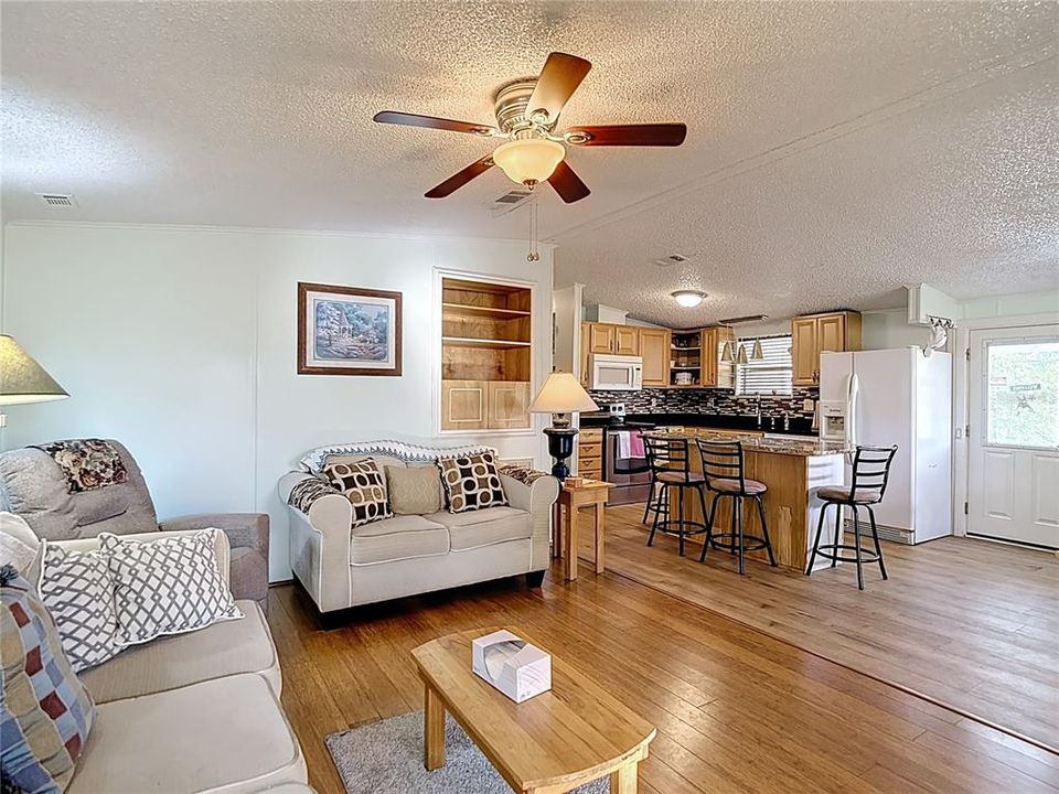 На продажу: $139,000 (2 спален, 2 ванн, 1040 Квадратных фут)