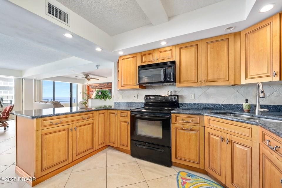 For Sale: $449,900 (2 beds, 2 baths, 1275 Square Feet)