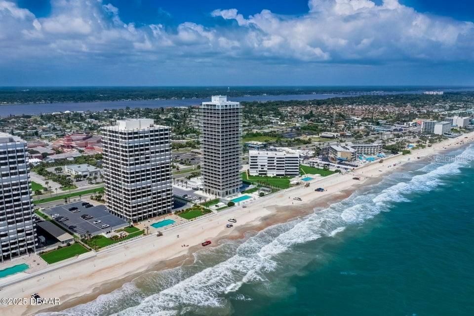 For Sale: $449,900 (2 beds, 2 baths, 1275 Square Feet)