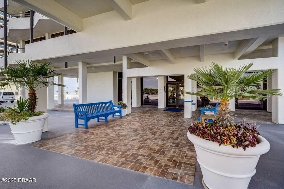 For Sale: $449,900 (2 beds, 2 baths, 1275 Square Feet)