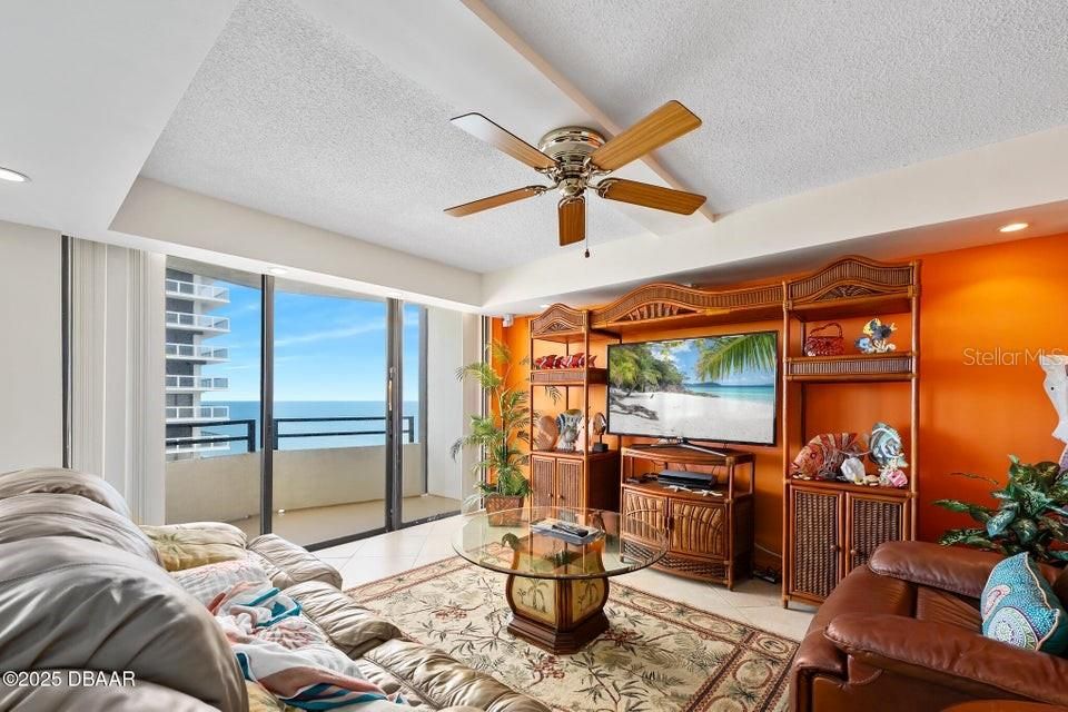 For Sale: $449,900 (2 beds, 2 baths, 1275 Square Feet)