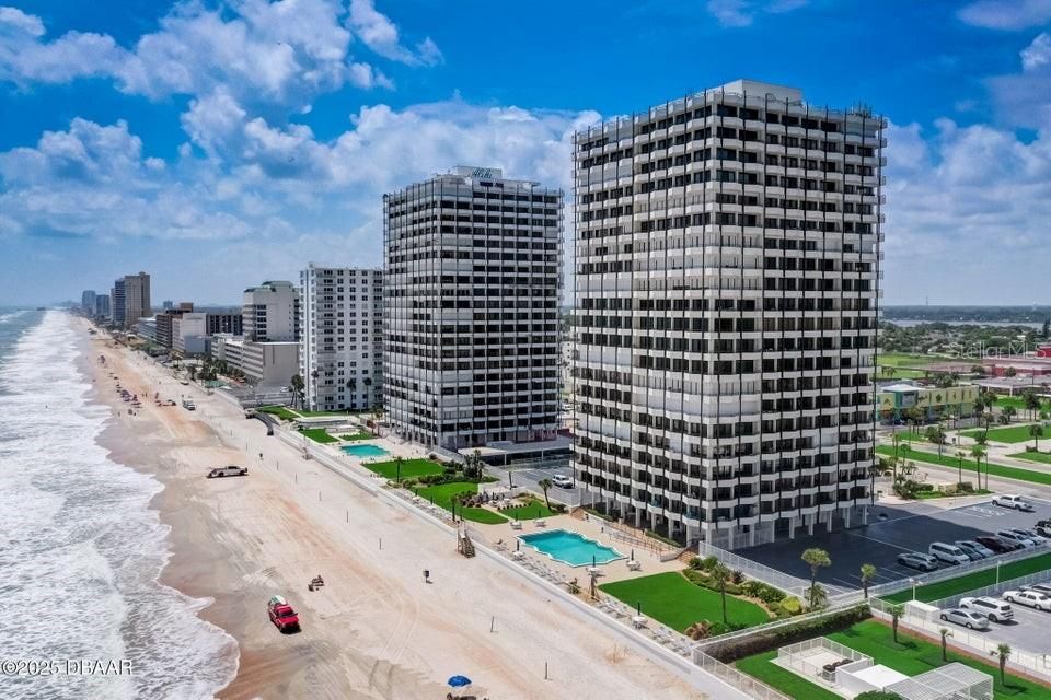 For Sale: $449,900 (2 beds, 2 baths, 1275 Square Feet)