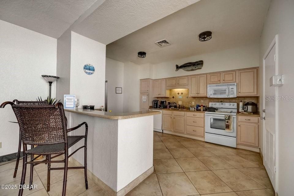For Sale: $449,900 (2 beds, 2 baths, 1275 Square Feet)