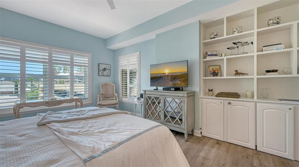 For Sale: $519,500 (2 beds, 2 baths, 1200 Square Feet)