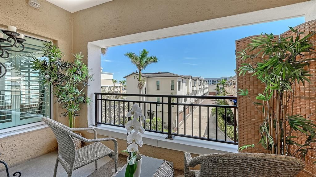 For Sale: $519,500 (2 beds, 2 baths, 1200 Square Feet)