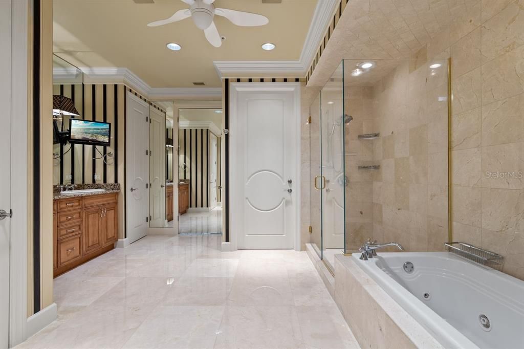 En Venta: $3,600,000 (3 camas, 3 baños, 4244 Pies cuadrados)