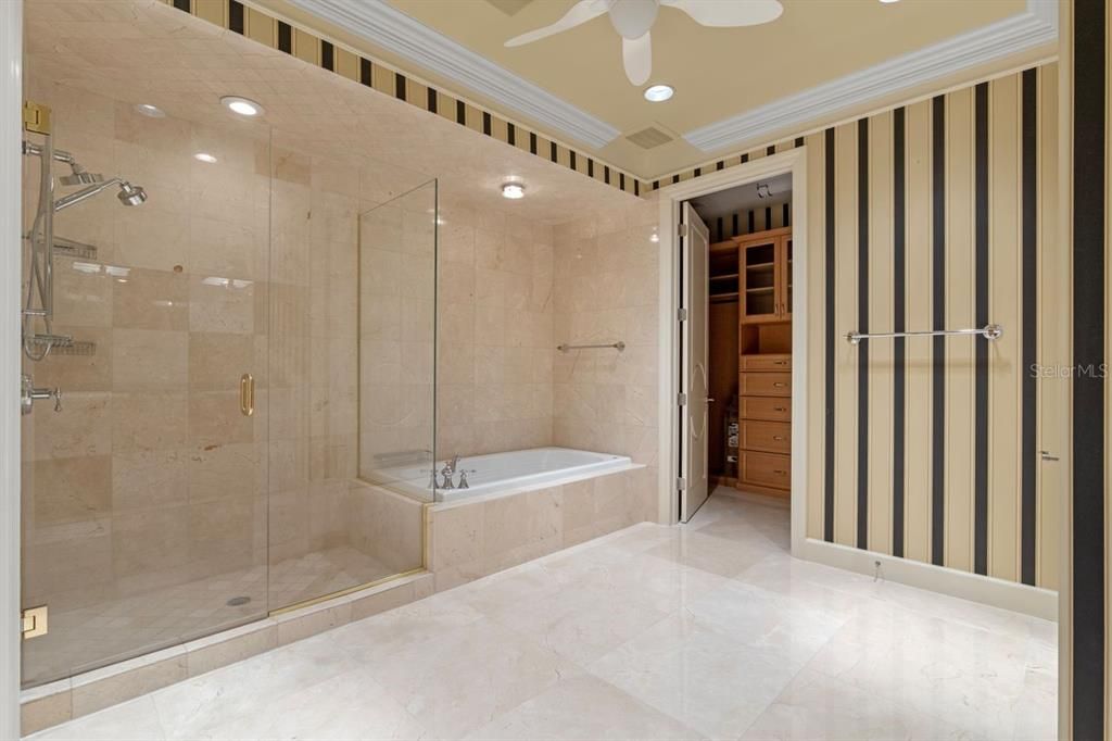 En Venta: $3,600,000 (3 camas, 3 baños, 4244 Pies cuadrados)