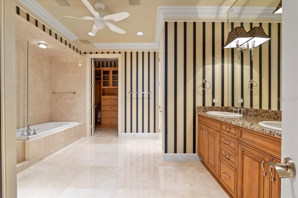 En Venta: $3,600,000 (3 camas, 3 baños, 4244 Pies cuadrados)