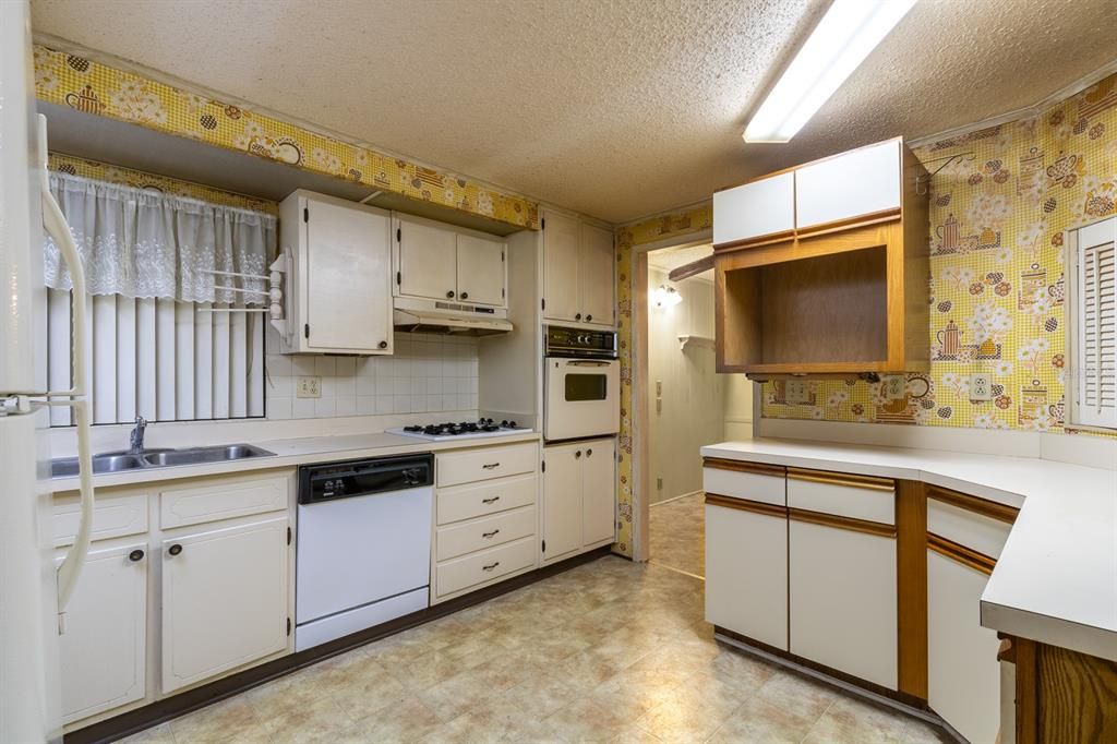 For Sale: $165,000 (2 beds, 2 baths, 1640 Square Feet)
