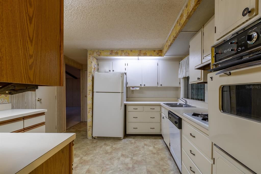 For Sale: $165,000 (2 beds, 2 baths, 1640 Square Feet)