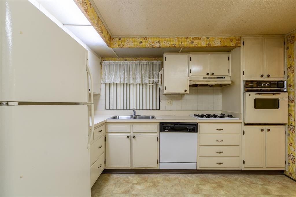 For Sale: $165,000 (2 beds, 2 baths, 1640 Square Feet)