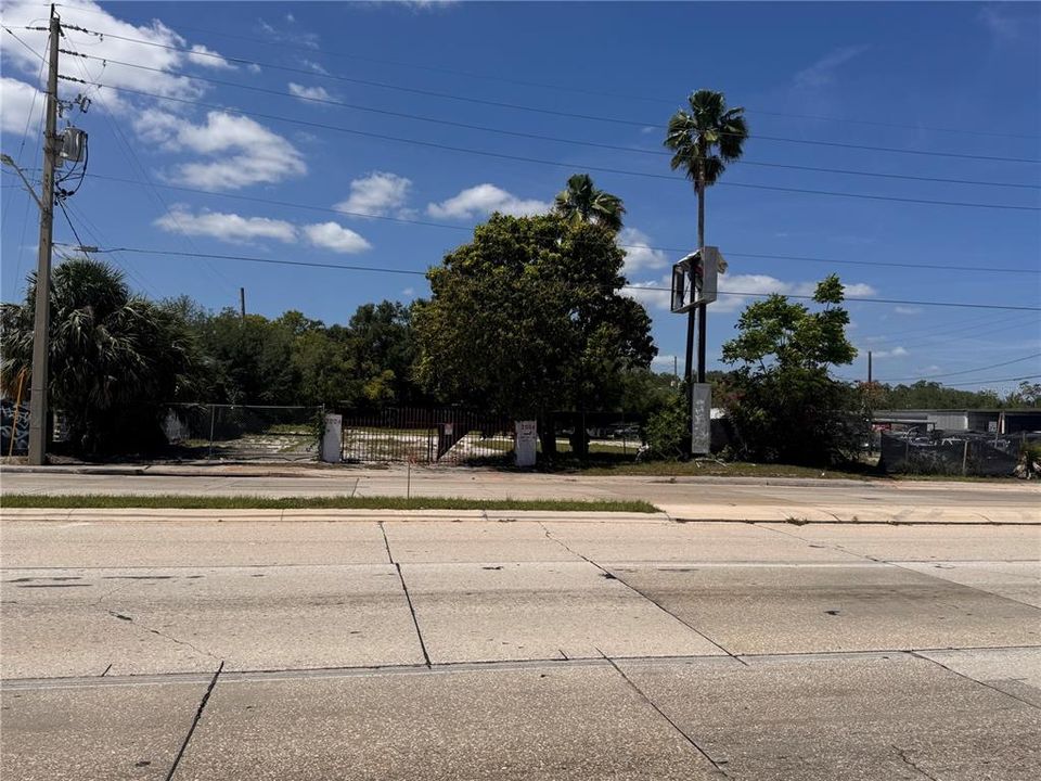 En Venta: $1,100,000 (0.93 acres)