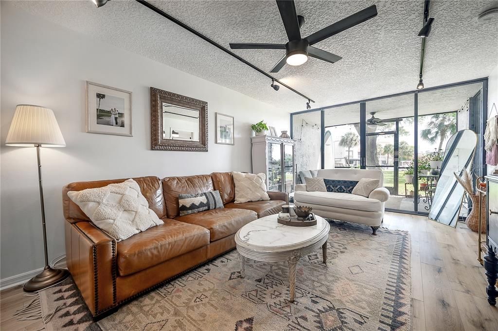 Recently Rented: $2,400 (2 beds, 2 baths, 1019 Square Feet)