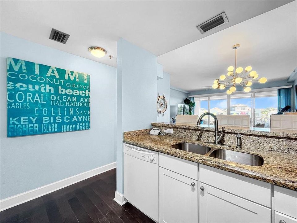 На продажу: $400,000 (2 спален, 2 ванн, 1258 Квадратных фут)