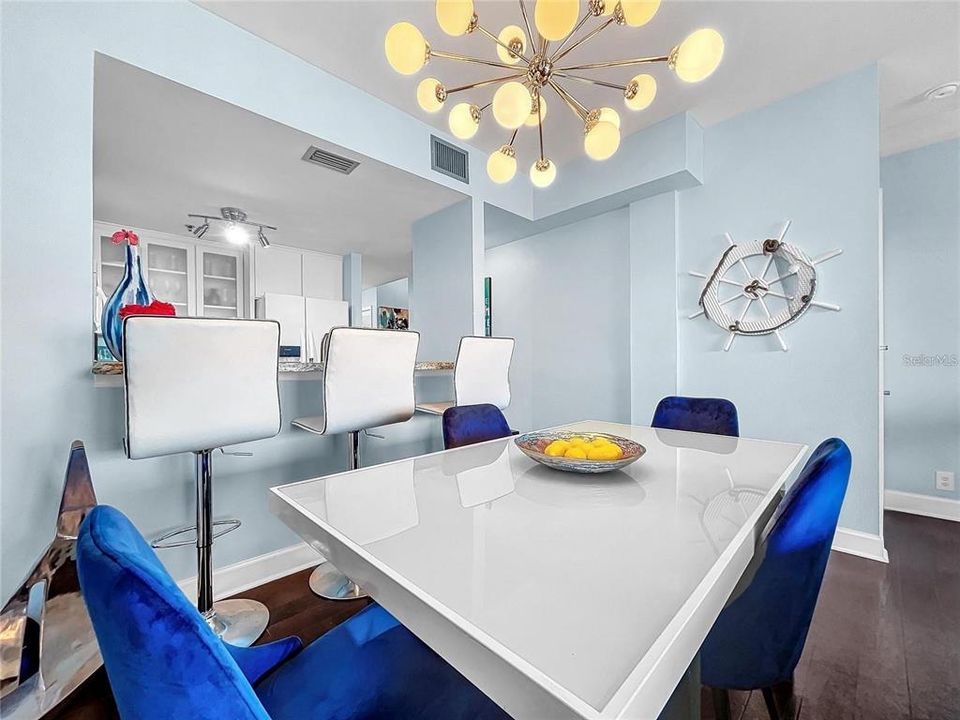 На продажу: $400,000 (2 спален, 2 ванн, 1258 Квадратных фут)