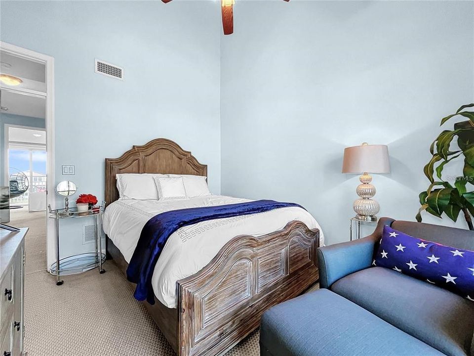 На продажу: $400,000 (2 спален, 2 ванн, 1258 Квадратных фут)