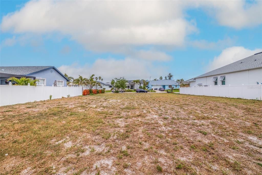 На продажу: $530,000 (0.24 acres)