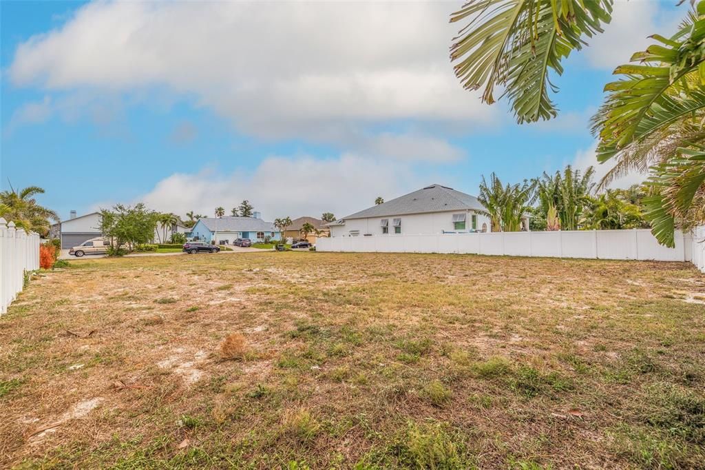 На продажу: $530,000 (0.24 acres)