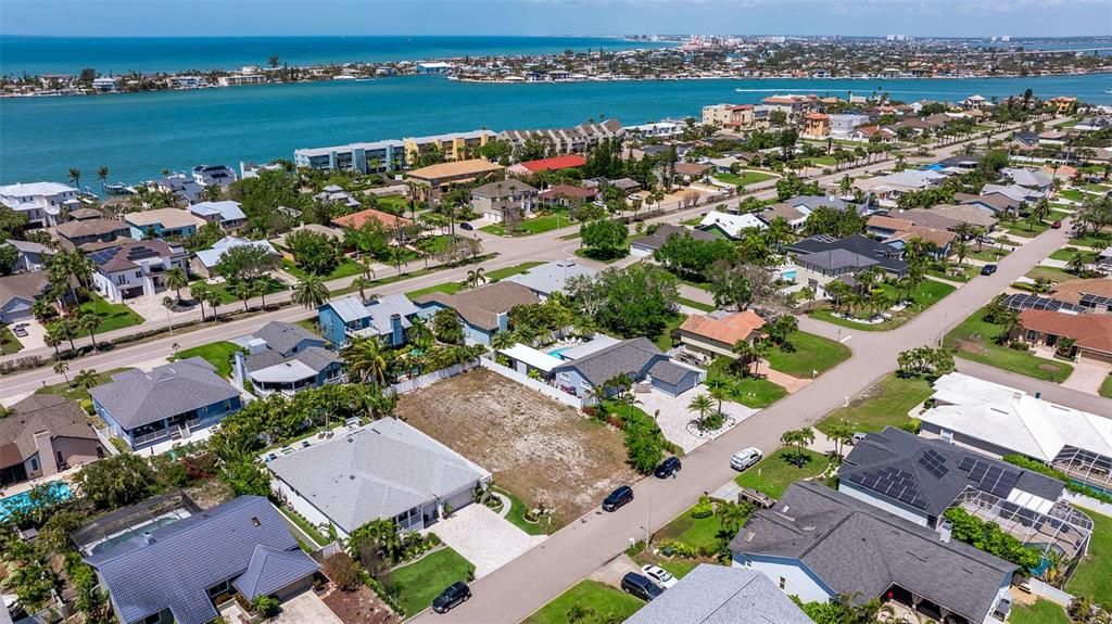 На продажу: $530,000 (0.24 acres)