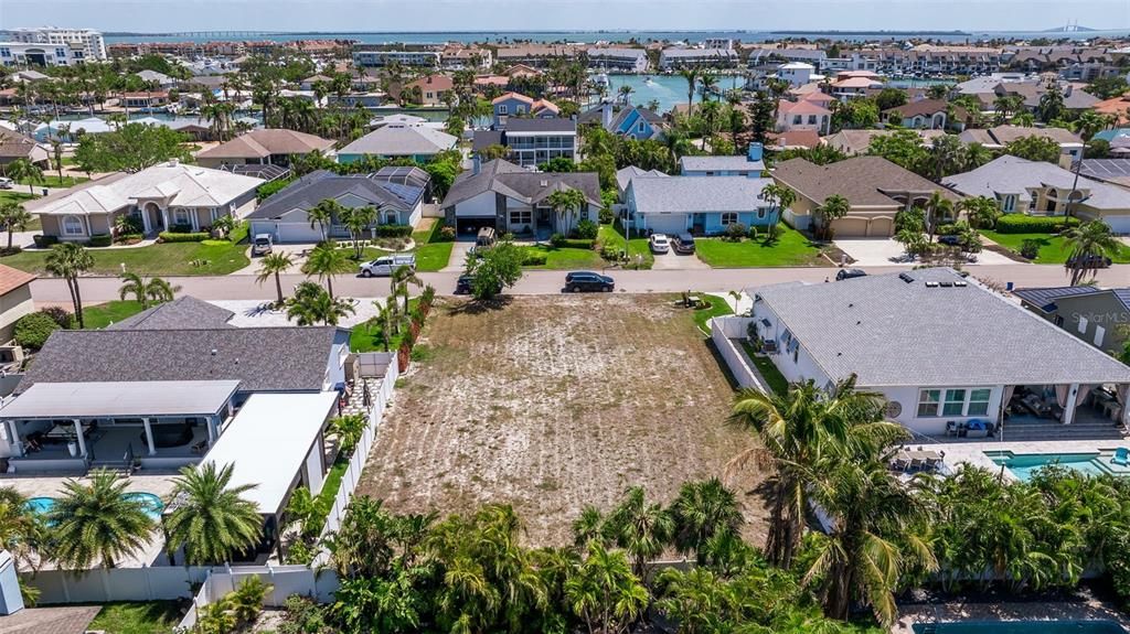 На продажу: $530,000 (0.24 acres)