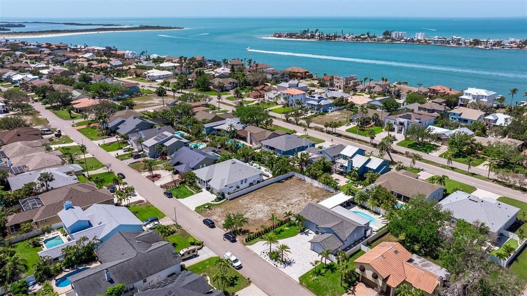 На продажу: $530,000 (0.24 acres)